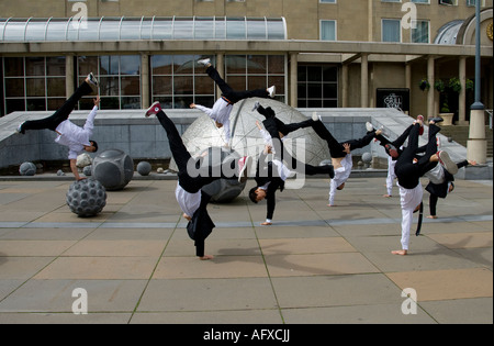 Grupo Coreano romper bailarines actuando en las calles de Edimburgo