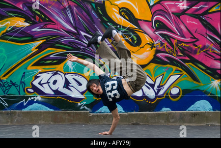 Los artistas de la danza coreana grupo físico máximo tripulación realizar en las calles de Edimburgo