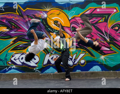 Los artistas de la danza coreana grupo físico máximo tripulación realizar en las calles de Edimburgo