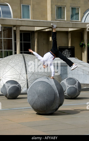 Salto coreano bailarín actuando en las calles de Edimburgo