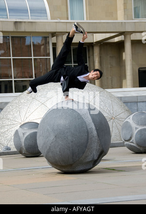 Salto coreano bailarín actuando en las calles de Edimburgo