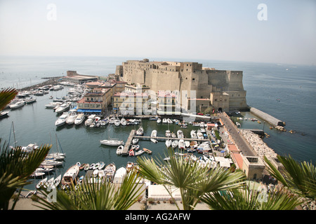 El Castel dell'Ovo como escena desde un balcón del Grand Hotel Vesuvio en Nápoles, Italia