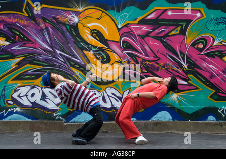 Los artistas de la danza coreana grupo físico máximo tripulación realizar en las calles de Edimburgo