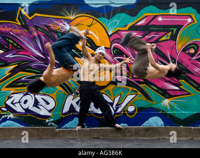 Los artistas de la danza coreana grupo físico máximo tripulación realizar en las calles de Edimburgo