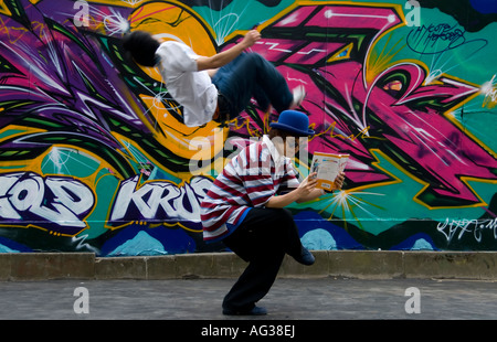 Los artistas de la danza coreana grupo físico máximo tripulación realizar en las calles de Edimburgo