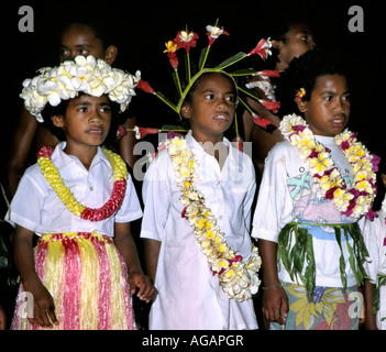 Pacífico Sur Fiji Vitu Levu Nananu I Ra chicos de escuela en vestidos ceremoniales con flores. Foto de stock