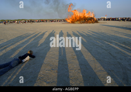 Dinamarca Fano la tradicional hoguera de noche de verano celebrada en la playa cada año en Saint Hans Foto de stock