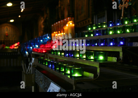 Coloridas velas de oración en una configuración oscuro de la catedral de Notre Dame, en Montreal, Quebec, Canadá.