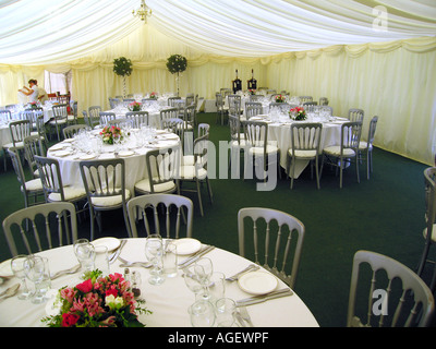 Tablas establecido para la recepción de la boda en carpa en Northumberland Garden Foto de stock