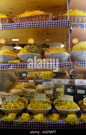 Pastas frescas en la pantalla en la ventana de una tienda de pasta en el mercado alimentario de Palazzo della Ragione de Padua (Padova) Italia Foto de stock