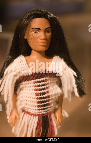 Cerrar Foto de hombre de la muñeca barbie vestidos con tradicionales Salish Indian ropa tejida Fotografía de stock - Alamy