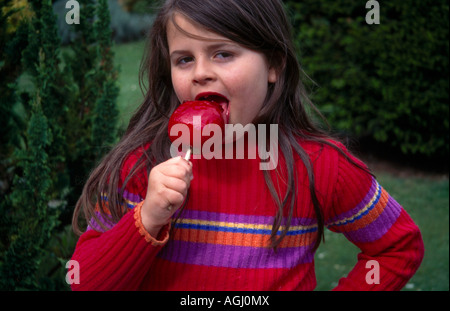 Niño comer Toffee 6 Años de Apple Foto de stock