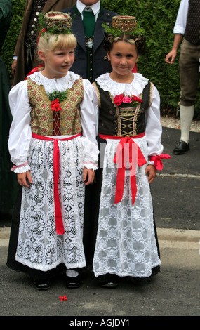 Dos niñas en su traje tradicional de Bad Toelz Baviera Alemania