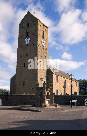 Dh St siervos DUNNING PERTHSHIRE medieval torre del reloj fuente de agua en medio de la aldea Foto de stock