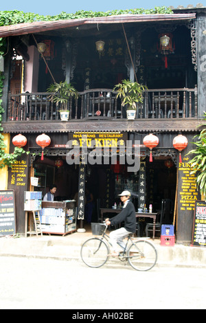 Cafetería turística en la UNESCO como patrimonio cultural de la humanidad ciudad Hoi An Vietnam Faifu Foto de stock