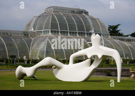 Henry Moore en Kew Gardens 2007/8 - Gran figura yacente 1984 Foto de stock