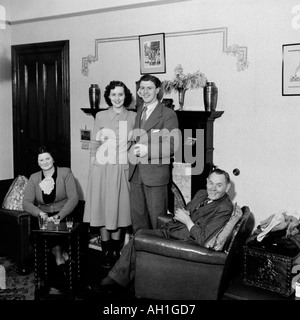 VINTAGE vieja fotografía familiar snap shot pareja casada con padres en Salón circa 1950