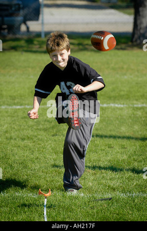 Fútbol Americano Los niños compiten en Punt Pass Kick competencia Foto de stock
