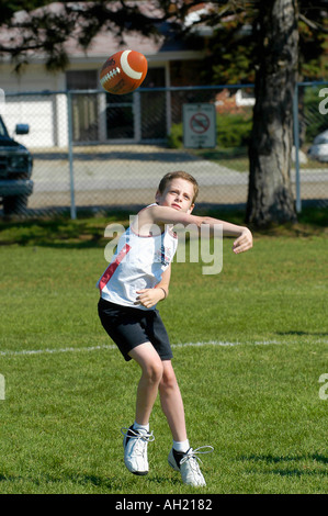 Los niños compiten en Punt Pass Kick competencia Foto de stock