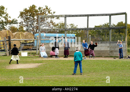 Los niños Amish juegan softbol durante el receso escolar Millersburg Sugarcreek Ohio Foto de stock