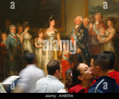 Madrid, España. El Museo del Prado. Pareja besándose delante de la pintura de Goya de Carlos IV y su familia.