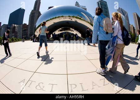 ILLINOIS Chicago AT T Plaza grabados en piedra, cerca de la plaza de escultura de frijoles en el Millennium Park y estudiantes en viaje caminando Foto de stock