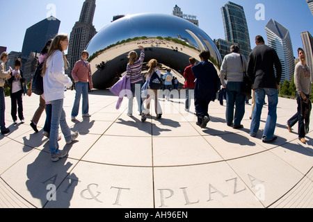 ILLINOIS Chicago AT T Plaza grabados en piedra, cerca de la plaza de escultura de frijoles en el Millennium Park y estudiantes en viaje Foto de stock