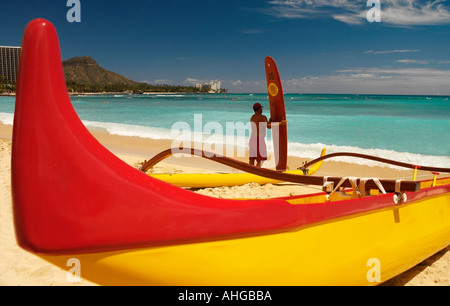 Outrigger canoa en la playa de Waikiki, en Honolulu en Oahu en Hawaii, EE.UU. Foto de stock