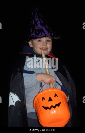 Niño vestido en disfraces de Halloween Trick or Treat en la noche de Halloween Foto de stock