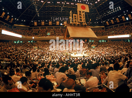 Sumo wrestling santuario sintoísta ring bajo techo en el Estadio de Tokio Foto de stock