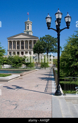 El edificio del Capitolio Estatal, visto desde la Plaza de la Legislatura, Nashville, Tennessee, EE.UU. Foto de stock