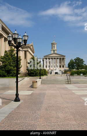 Summer View del Veterans plaze hacia el edificio del capitolio estatal, Nashville, Tennessee, EE.UU. Foto de stock