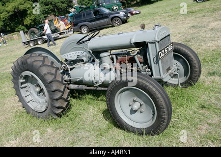 Classic tractor Ferguson durante el tractor vintage rally en glenarm castillo jornada de puertas abiertas el condado de Antrim de Irlanda del Norte Foto de stock