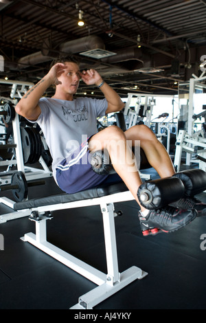 Colocar hombres haciendo ejercicio en un gimnasio de ejercicios