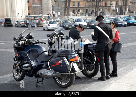 Motocicleta Carabinieri emita una mujer un billete en Piazza Venezia Roma Lazio Italia Foto de stock