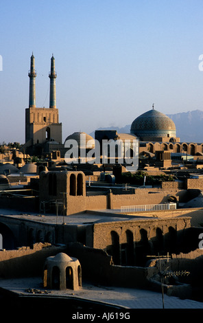 Los minaretes y la cúpula de la Mezquita Jameh dominan el casco viejo de la ciudad de Yazd skyline Foto de stock