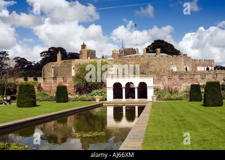 Kent UK Deal Walmer Castle estanque y casa de veraneo, como en reinas madres garden