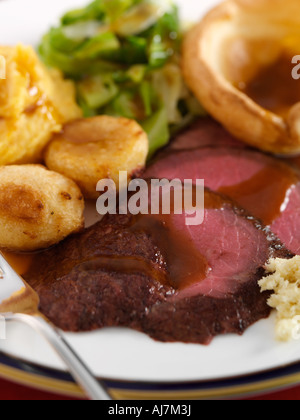 Domingo tradicional roast beef y Yorkshire pudding cena Foto de stock