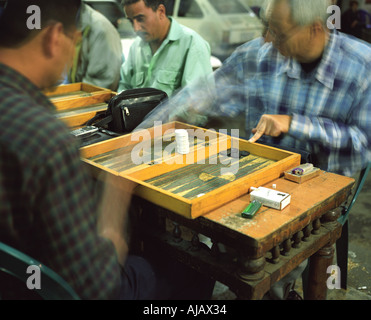 Jugadores de Backgammon El Centro de El Cairo Egipto Foto de stock