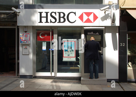 Sucursal del banco HSBC en Estambul locales utilizando el orificio en la pared de la máquina de efectivo