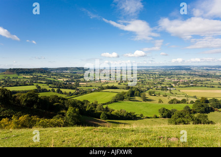 Una vista hacia Coaley Cam y Berkeley en el Severn vale de la escarpa de Cotswold en Pico Coaley Merendero, Gloucestershire Foto de stock