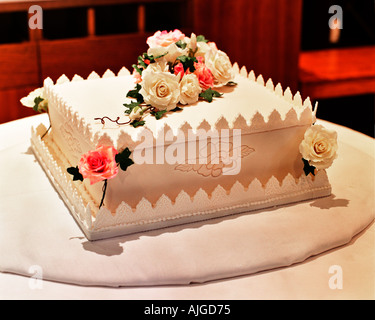 Un cuadrado pastel de boda Fotografía de stock - Alamy