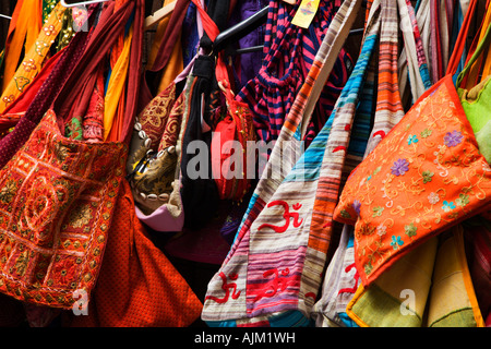 Coloridas bolsas en venta en la Alcaicería, Granada