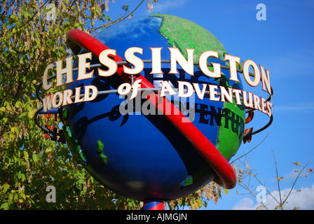Señal de entrada al globo terráqueo, parque temático Chessington World of Adventures, Chessington, Surrey, Inglaterra, Reino Unido Foto de stock