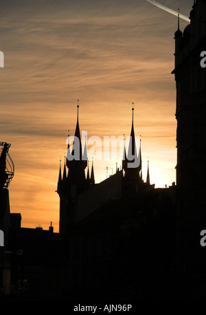 Puesta de sol, la silueta de la Iglesia de Tyn, Praga, República Checa, Europa Foto de stock