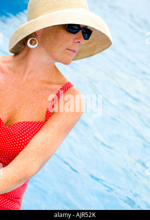Mujer Con Las Gafas De Sol Y El Sombrero En La Piscina, Agua Imagen de  archivo - Imagen de gente, sunbath: 67489633