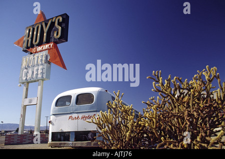 Motel histórico firmar, viejo autobús en la Ruta 66, Senderos de Mojave National Monument, Amboy, California, EE.UU. Foto de stock