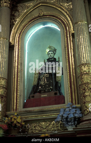 Estatua de San Francisco de Asís en theTemplo de la Purísima Concepción, la iglesia parroquial o parroquia en Real de Catorce, México Foto de stock