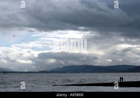 Un par mirar hacia un cielo nublado en Inverness Desde el embarcadero CHANONRY PUNTO DE Moray Firth, al noreste de Escocia, UK Foto de stock