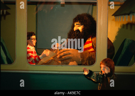 Hagrid y Harry comiendo en el bus. Mariscal campos titulado: Visualización  de vacaciones tienen una Navidad de Harry Potter. De Minneapolis,  Minnesota,  Fotografía de stock - Alamy